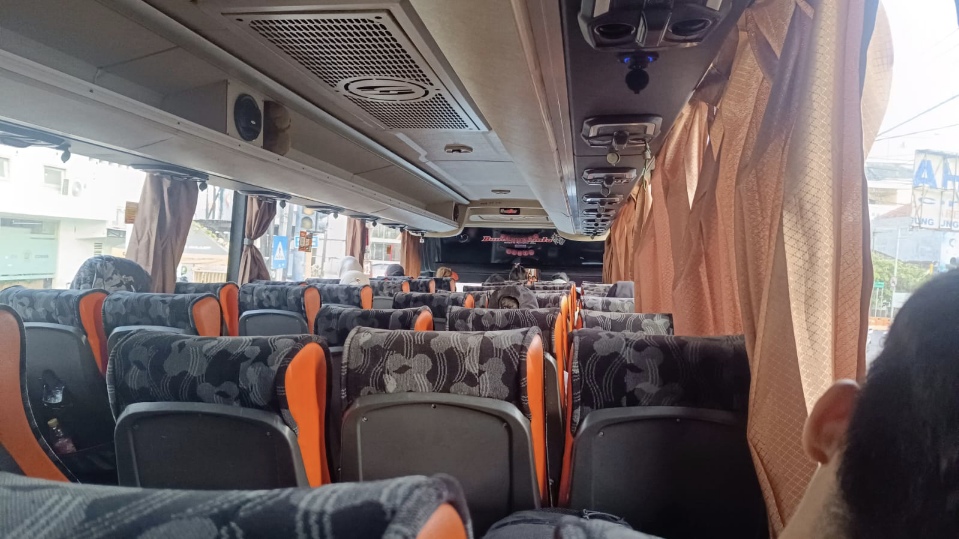 Dalam bus, perjalanan menuju entah